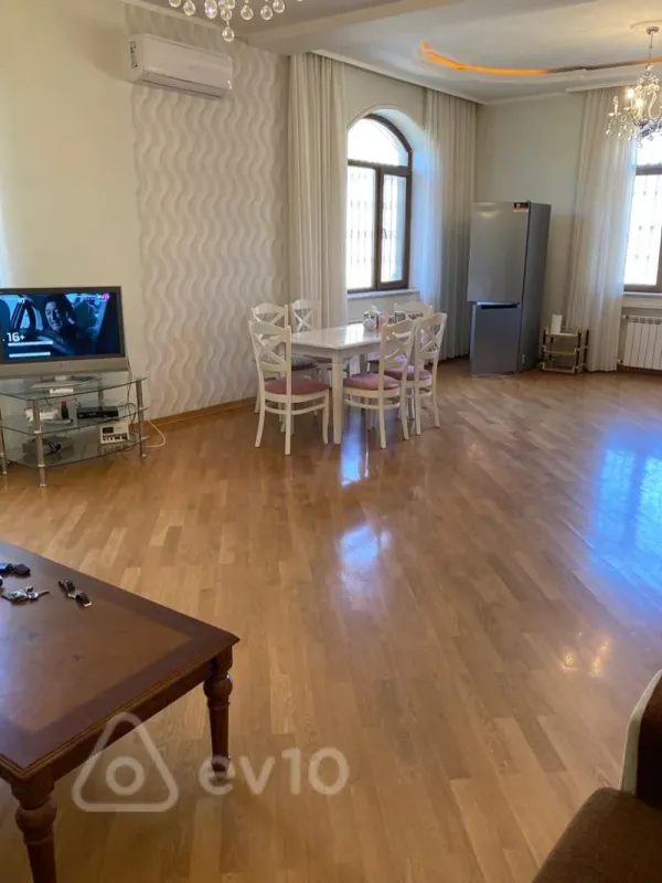 Kirayə verilir 7 otaqlı həyət evi 450 m²