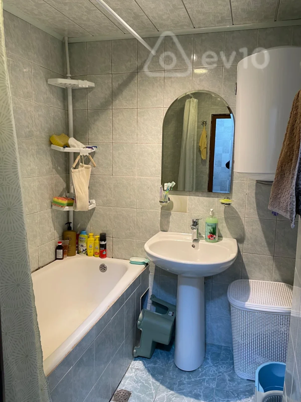 Satılır 4 otaqlı köhnə tikili 60 m²