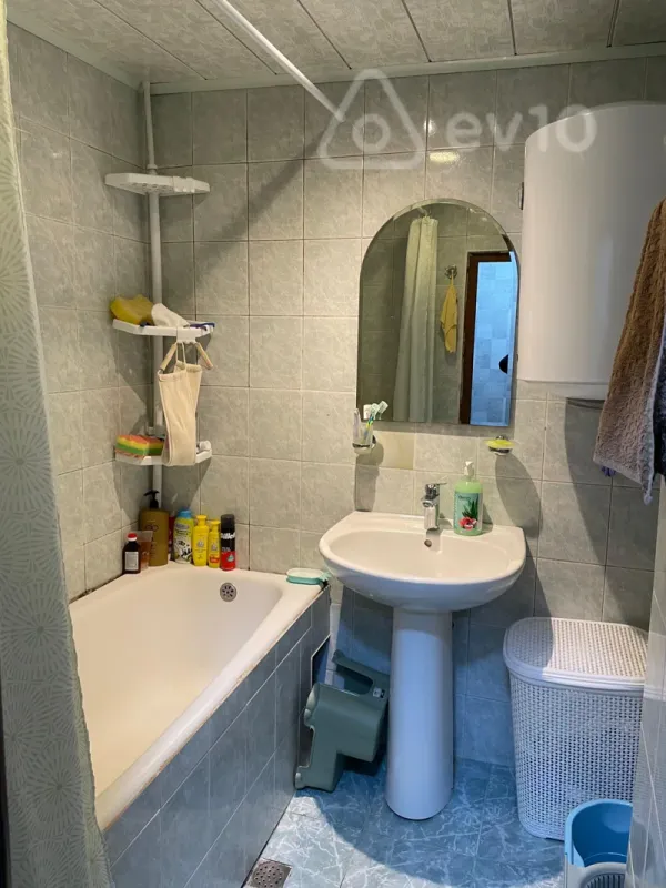 Satılır 4 otaqlı köhnə tikili 60 m²