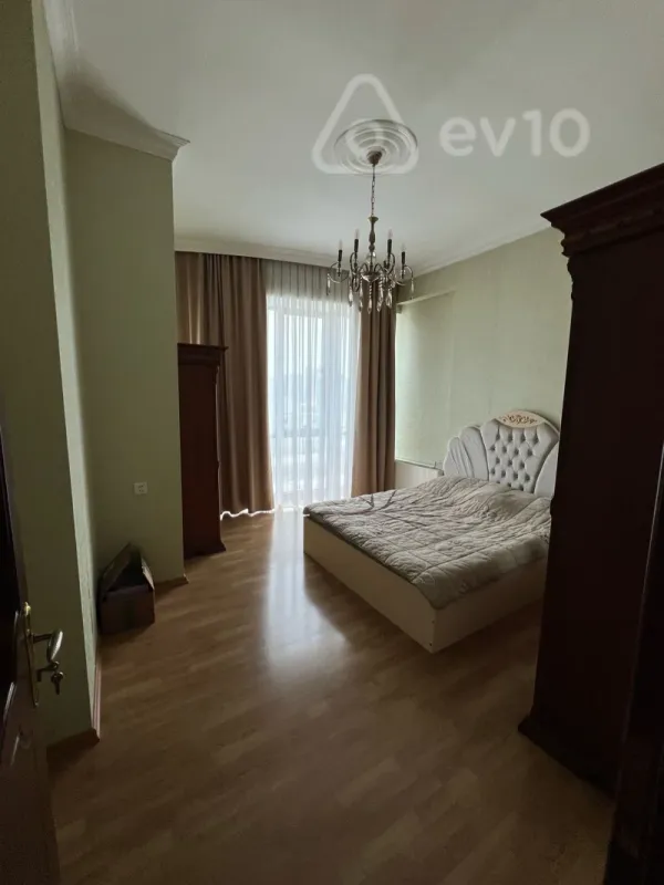 Kirayə verilir 3 otaqlı yeni tikili 150 m²