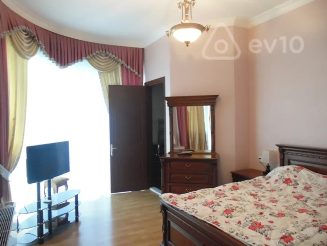 Kirayə verilir 3 otaqlı yeni tikili 150 m²