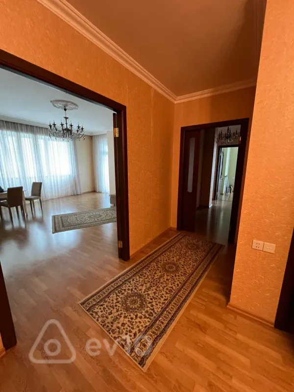 Kirayə verilir 3 otaqlı yeni tikili 150 m²