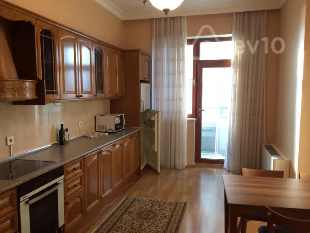 Kirayə verilir 3 otaqlı yeni tikili 150 m²