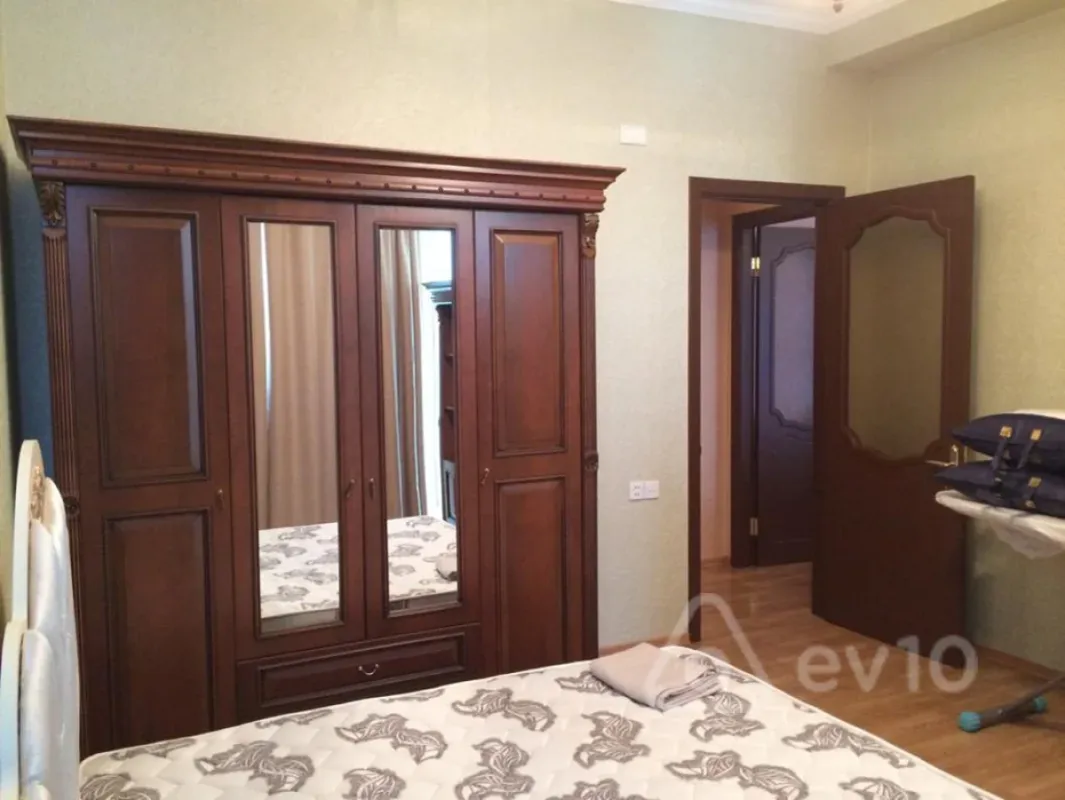 Kirayə verilir 3 otaqlı yeni tikili 150 m²