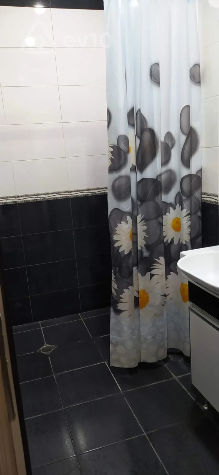 Kirayə verilir 4 otaqlı köhnə tikili 100 m²