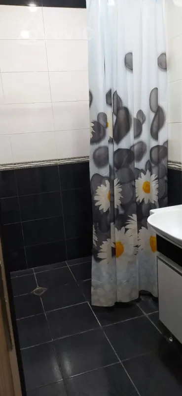 Kirayə verilir 4 otaqlı köhnə tikili 100 m²