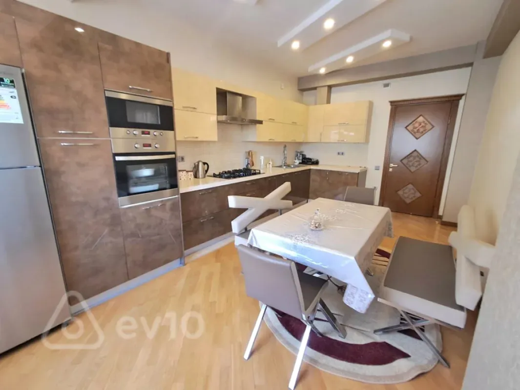 Kirayə verilir 3 otaqlı yeni tikili 135 m²