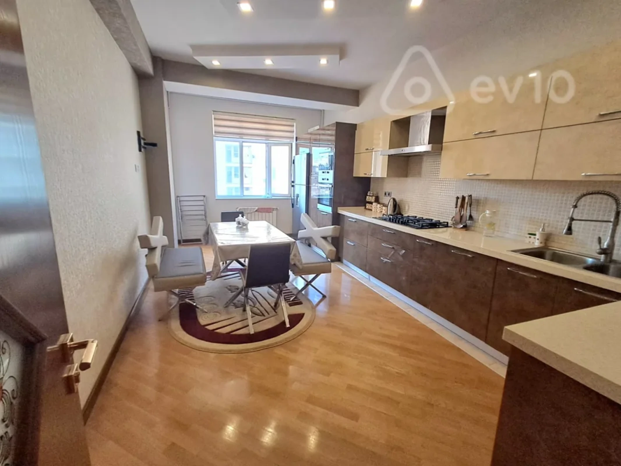 Kirayə verilir 3 otaqlı yeni tikili 135 m²
