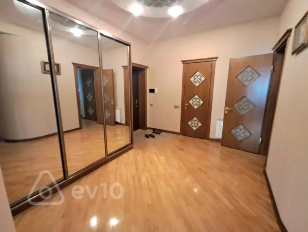 Kirayə verilir 3 otaqlı yeni tikili 135 m²