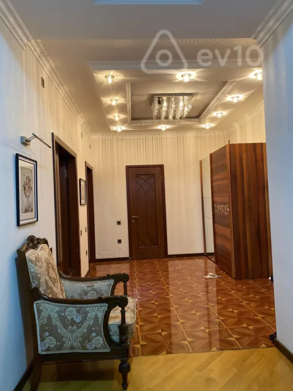 Kirayə verilir 3 otaqlı yeni tikili 160 m²