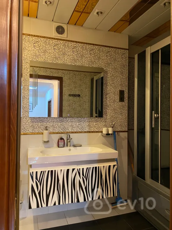 Kirayə verilir 3 otaqlı yeni tikili 160 m²