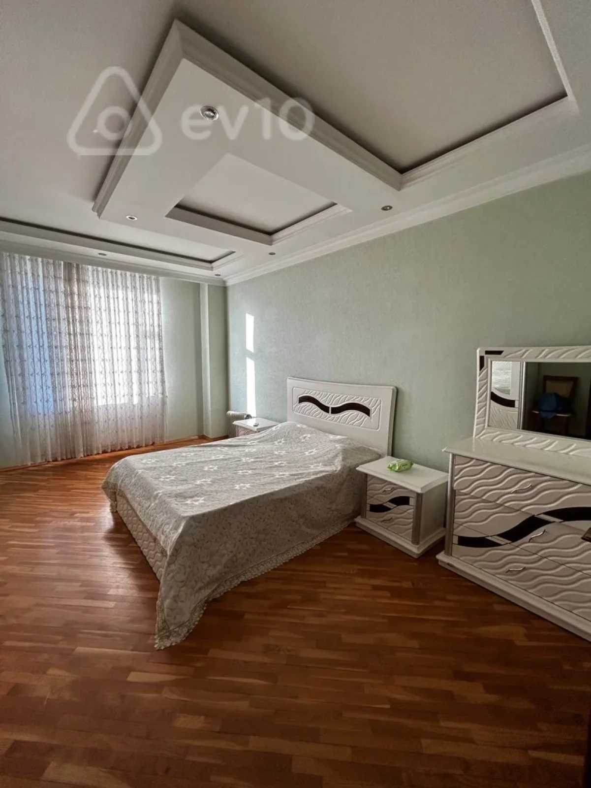 Kirayə verilir 4 otaqlı yeni tikili 200 m²