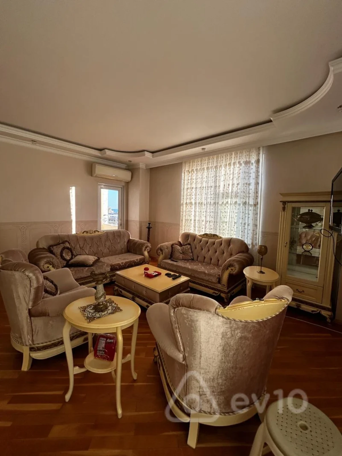 Kirayə verilir 4 otaqlı yeni tikili 200 m²