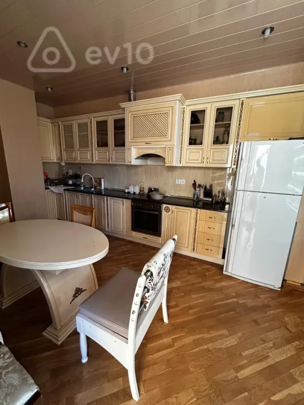 Kirayə verilir 4 otaqlı yeni tikili 200 m²