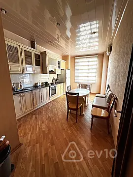 Kirayə verilir 4 otaqlı yeni tikili 200 m²