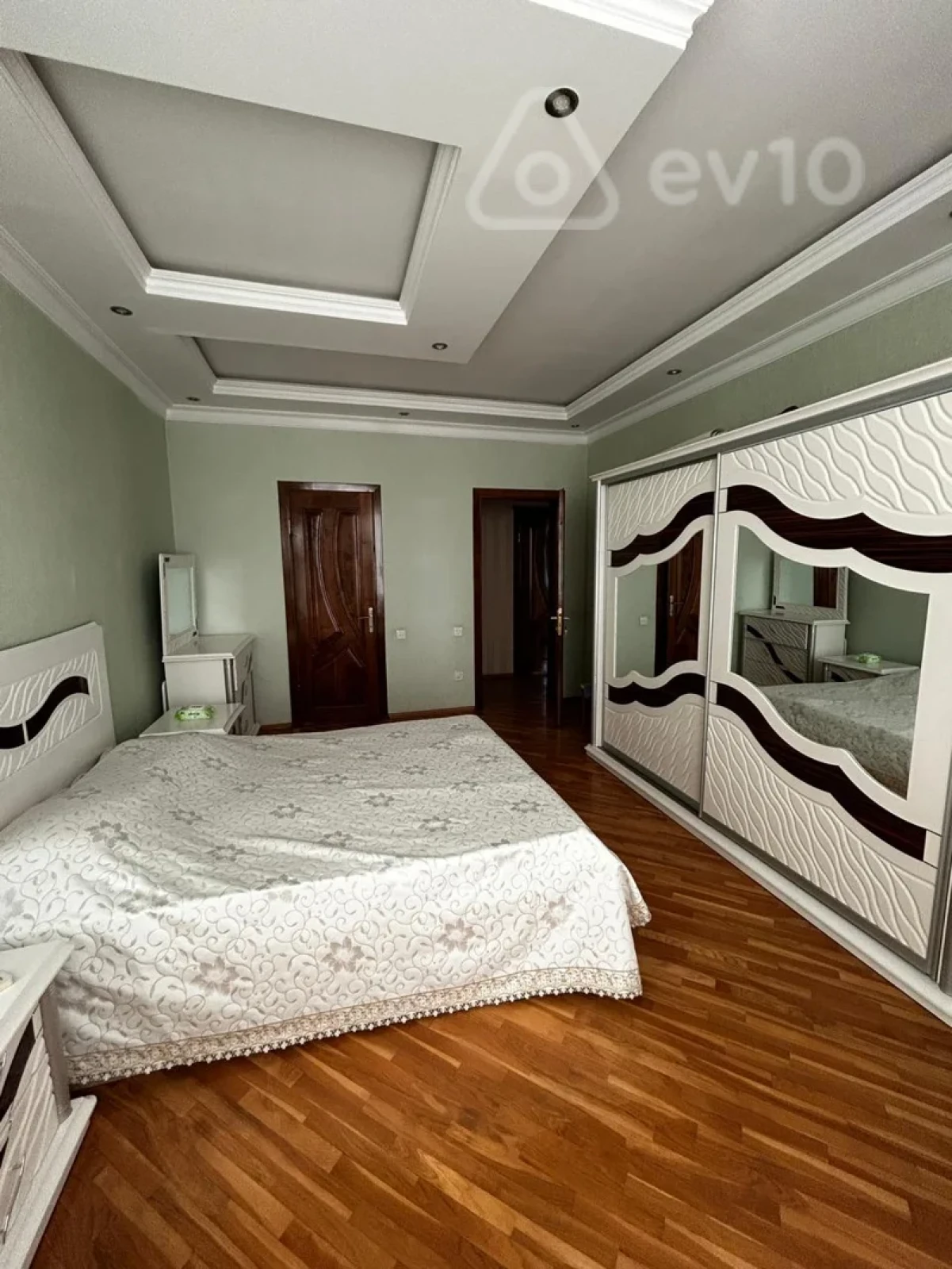 Kirayə verilir 4 otaqlı yeni tikili 200 m²