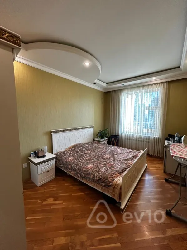 Kirayə verilir 4 otaqlı yeni tikili 200 m²