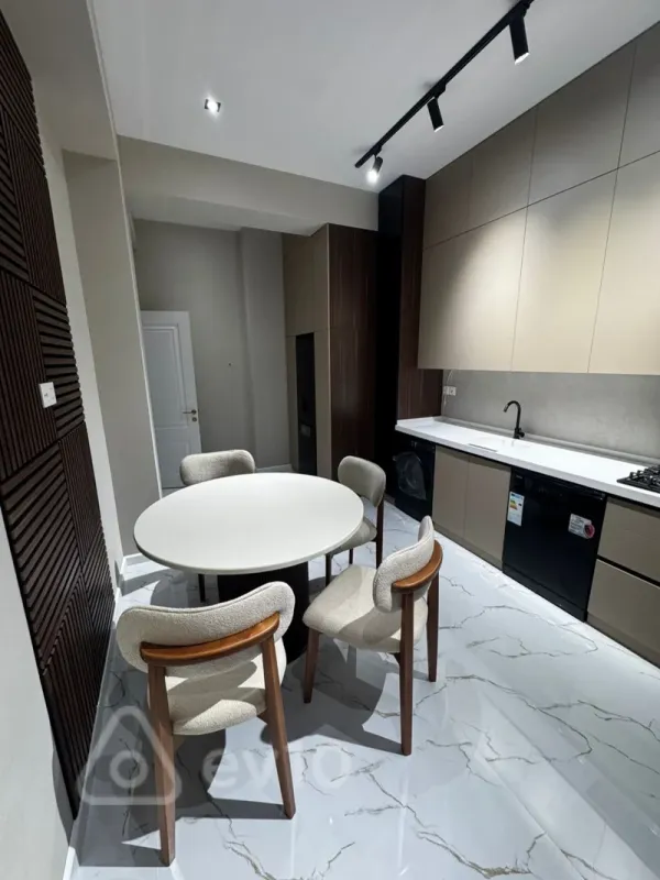 Kirayə verilir 3 otaqlı yeni tikili 130 m²