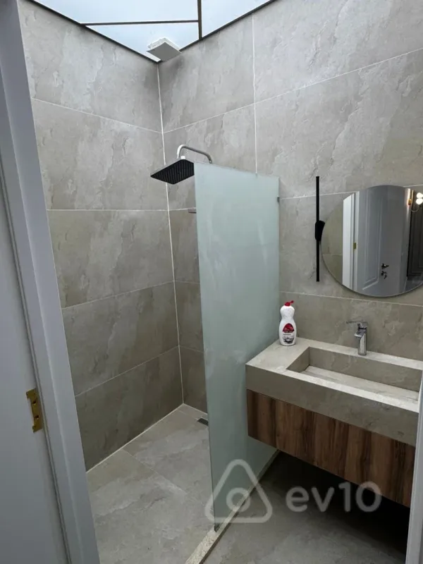 Kirayə verilir 3 otaqlı yeni tikili 130 m²