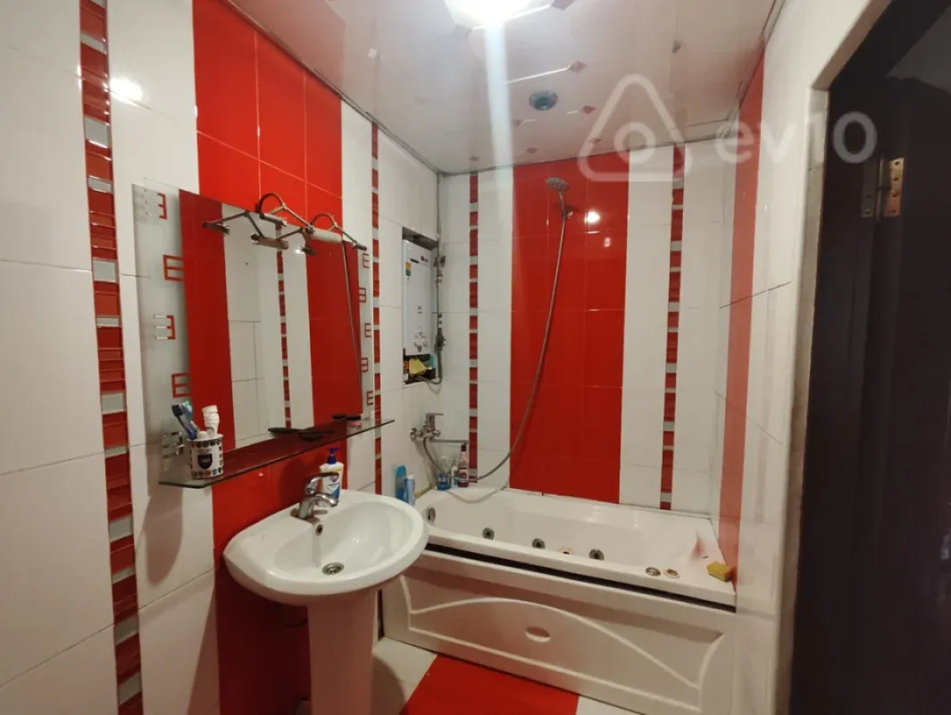 Satılır 2 otaqlı köhnə tikili 55 m²