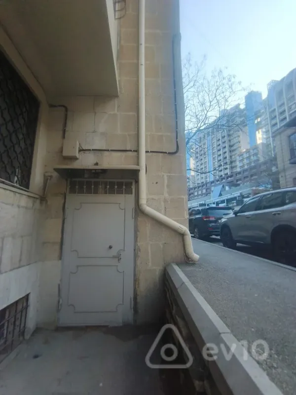 Satılır 2 otaqlı köhnə tikili 55 m²