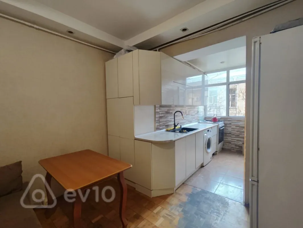 Satılır 2 otaqlı köhnə tikili 55 m²