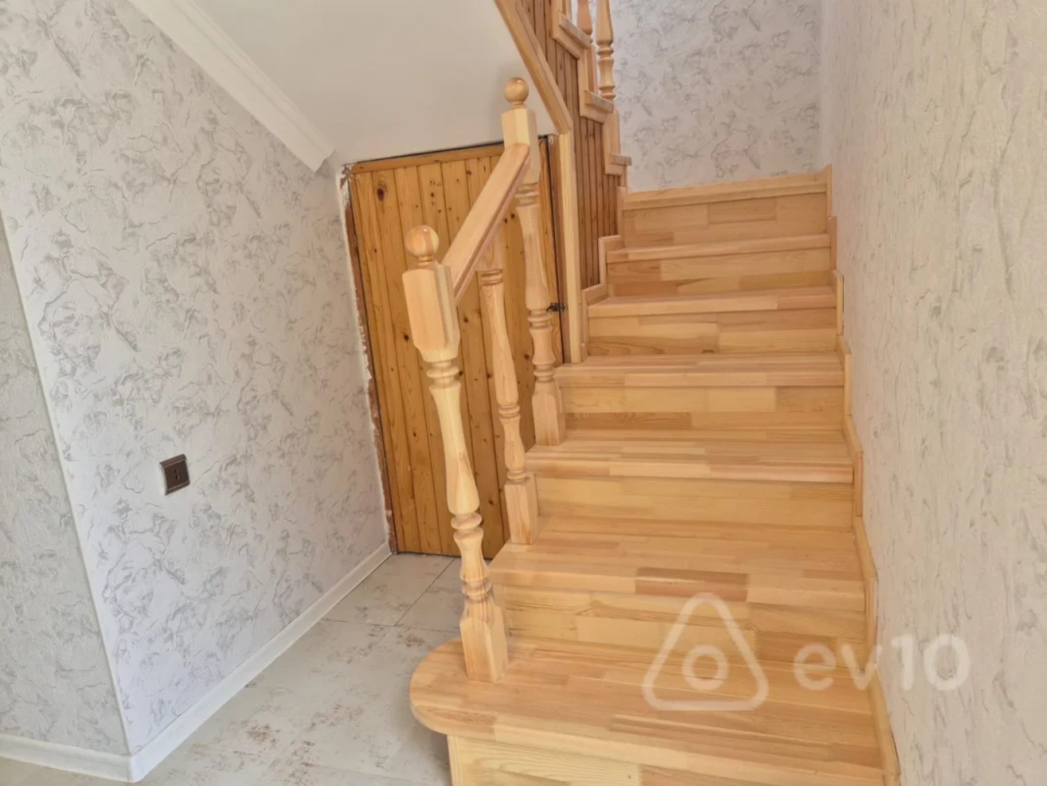 Satılır 6 otaqlı həyət evi 180 m²