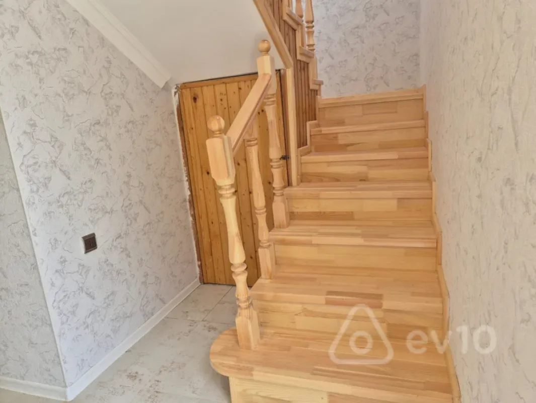 Satılır 6 otaqlı həyət evi 180 m²