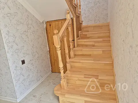 Satılır 6 otaqlı həyət evi 180 m²