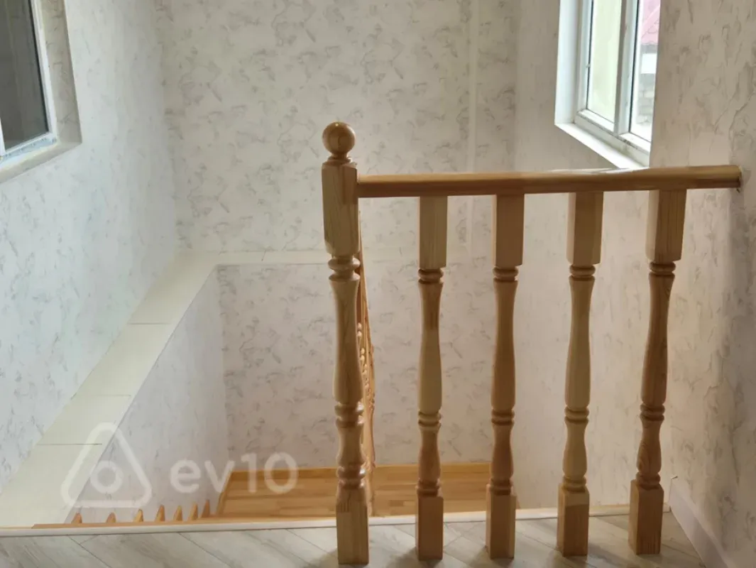 Satılır 6 otaqlı həyət evi 180 m²