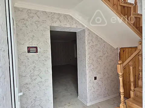Satılır 6 otaqlı həyət evi 180 m²