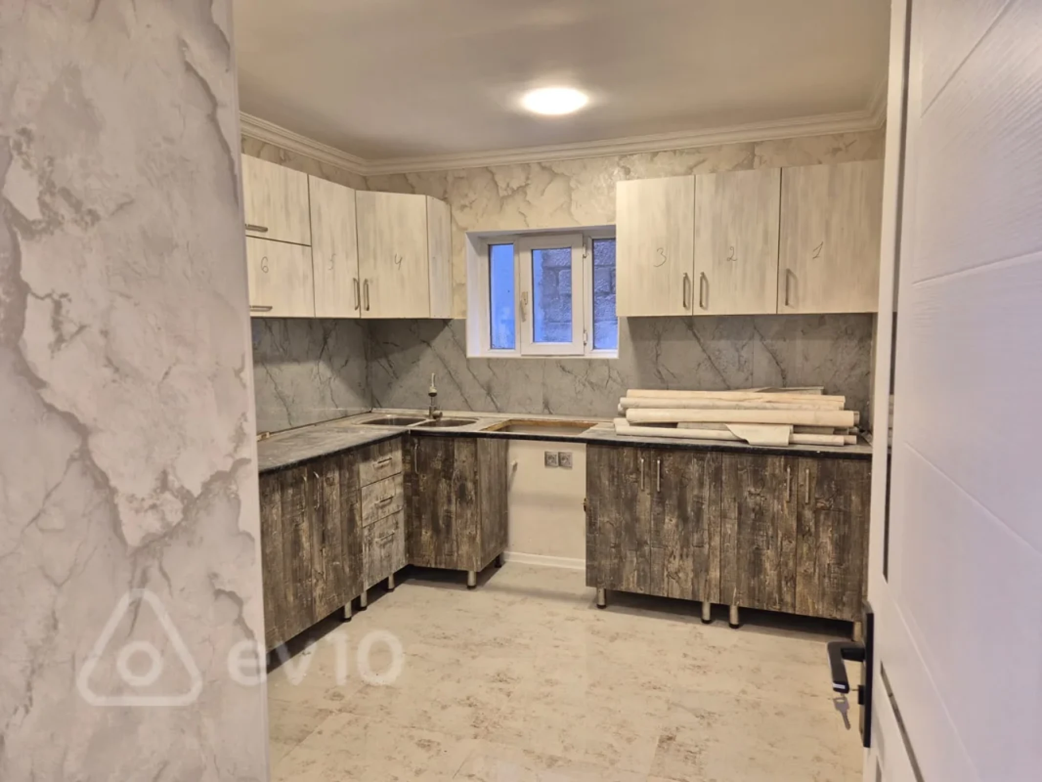 Satılır 6 otaqlı həyət evi 180 m²