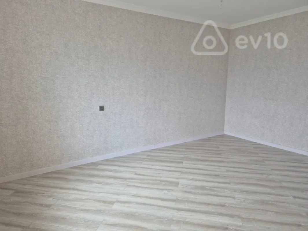 Satılır 6 otaqlı həyət evi 180 m²