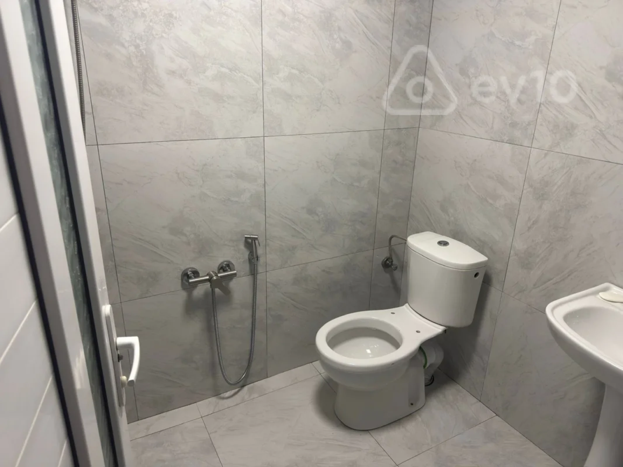 Kirayə verilir 2 otaqlı yeni tikili 67 m²