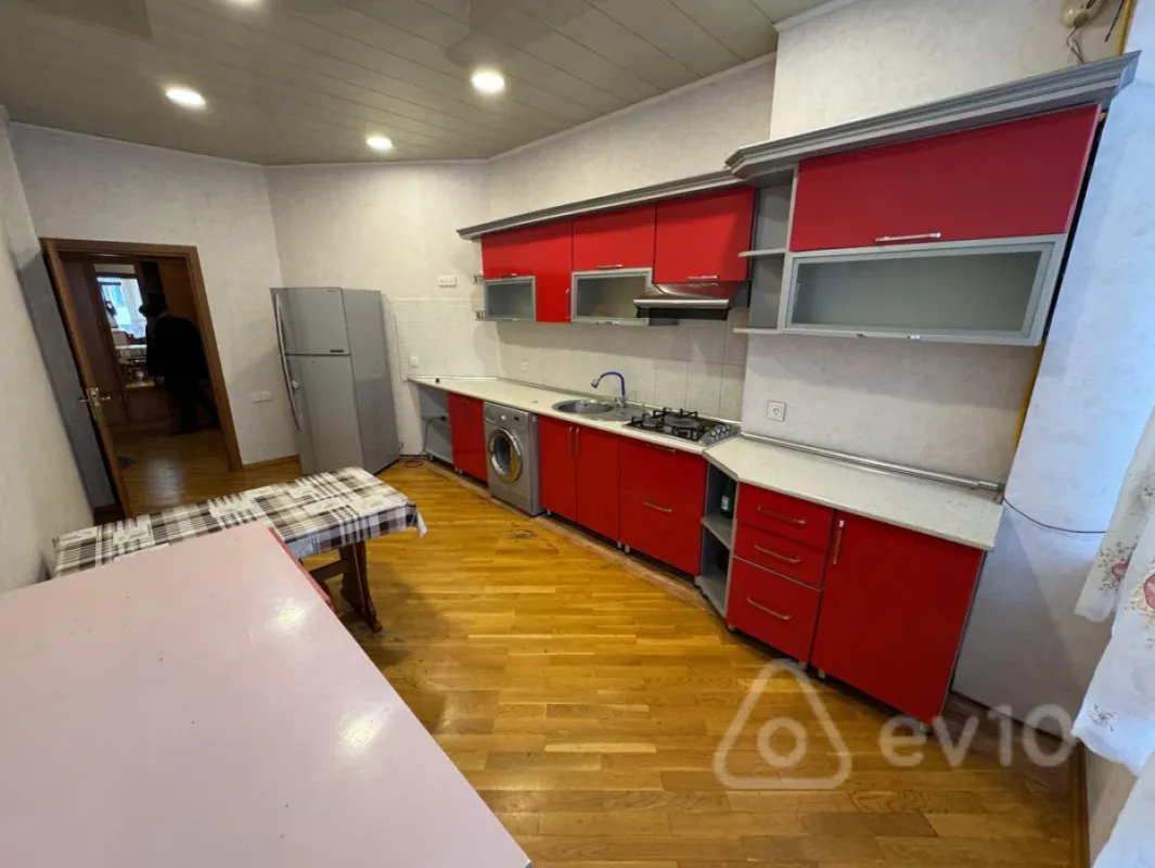 Kirayə verilir 3 otaqlı yeni tikili 120 m²