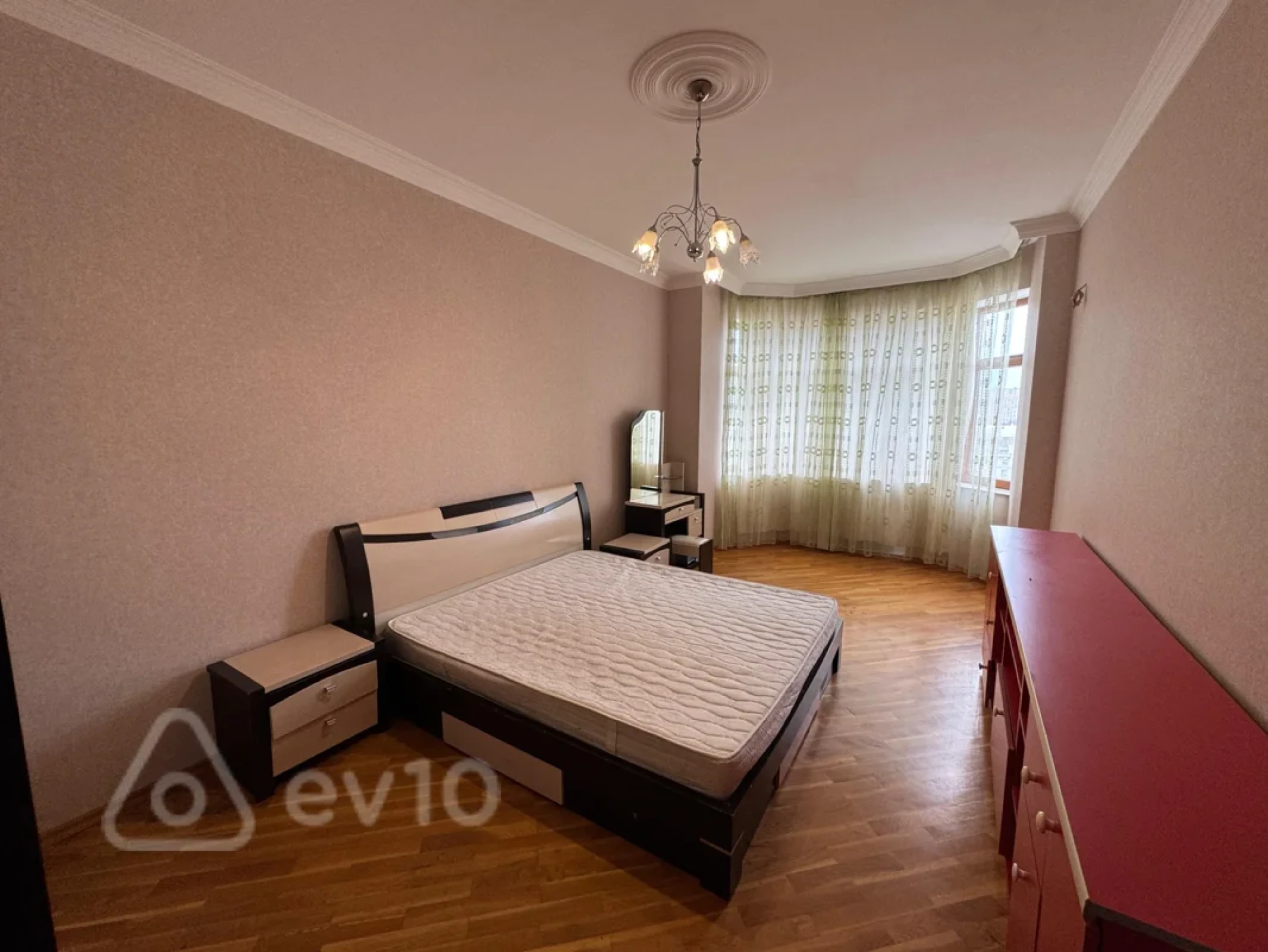 Kirayə verilir 3 otaqlı yeni tikili 120 m²