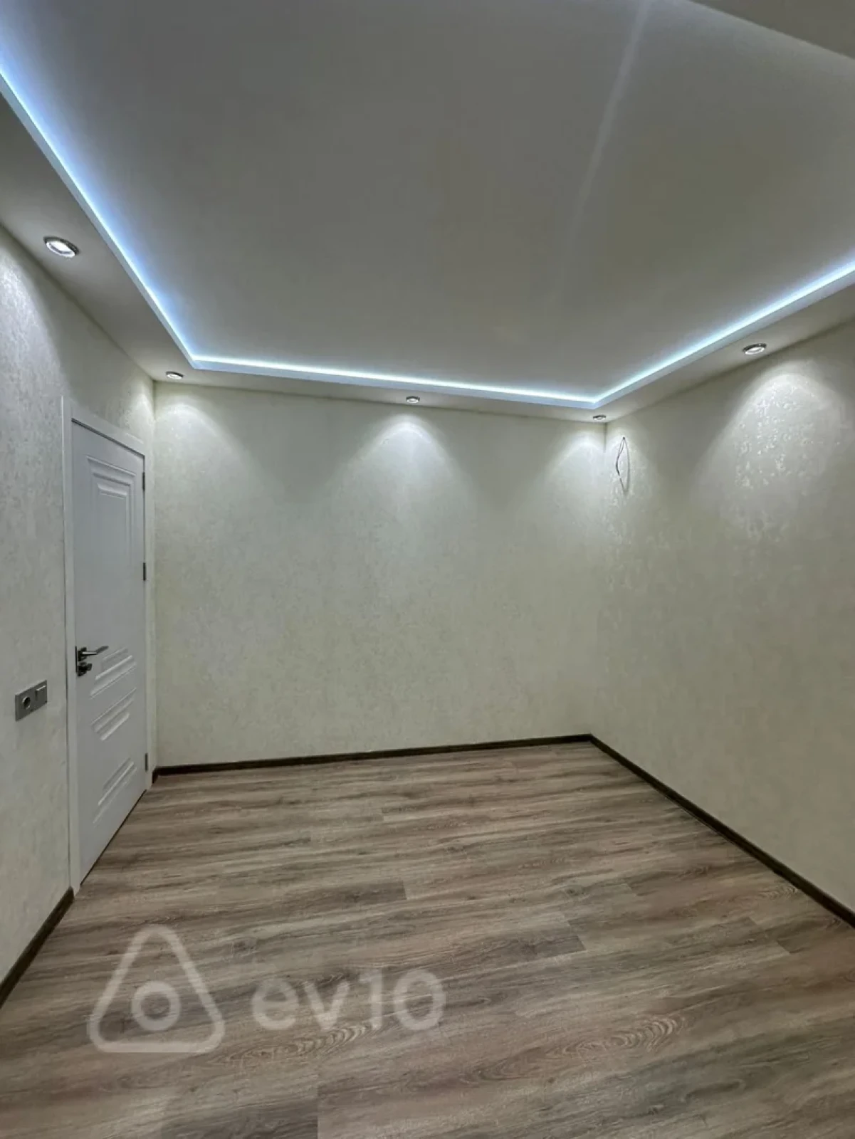 Satılır 2 otaqlı köhnə tikili 42 m²