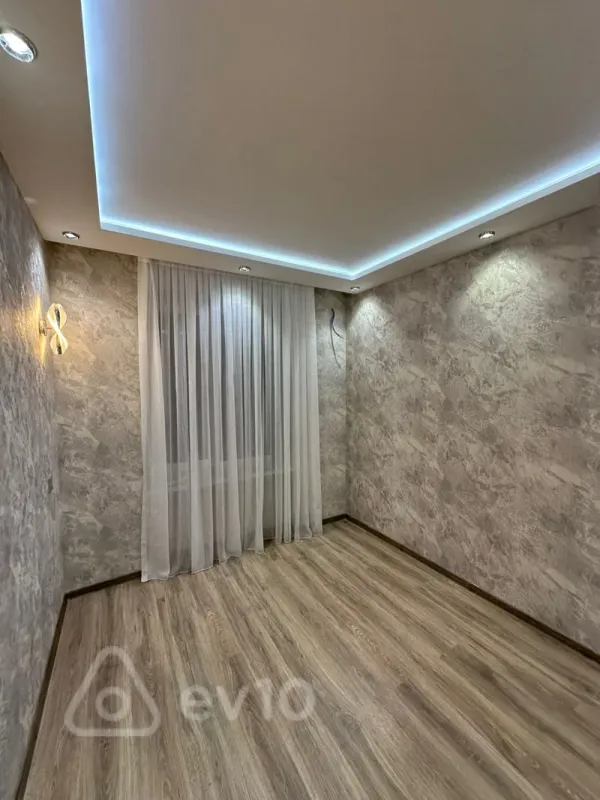 Satılır 2 otaqlı köhnə tikili 42 m²