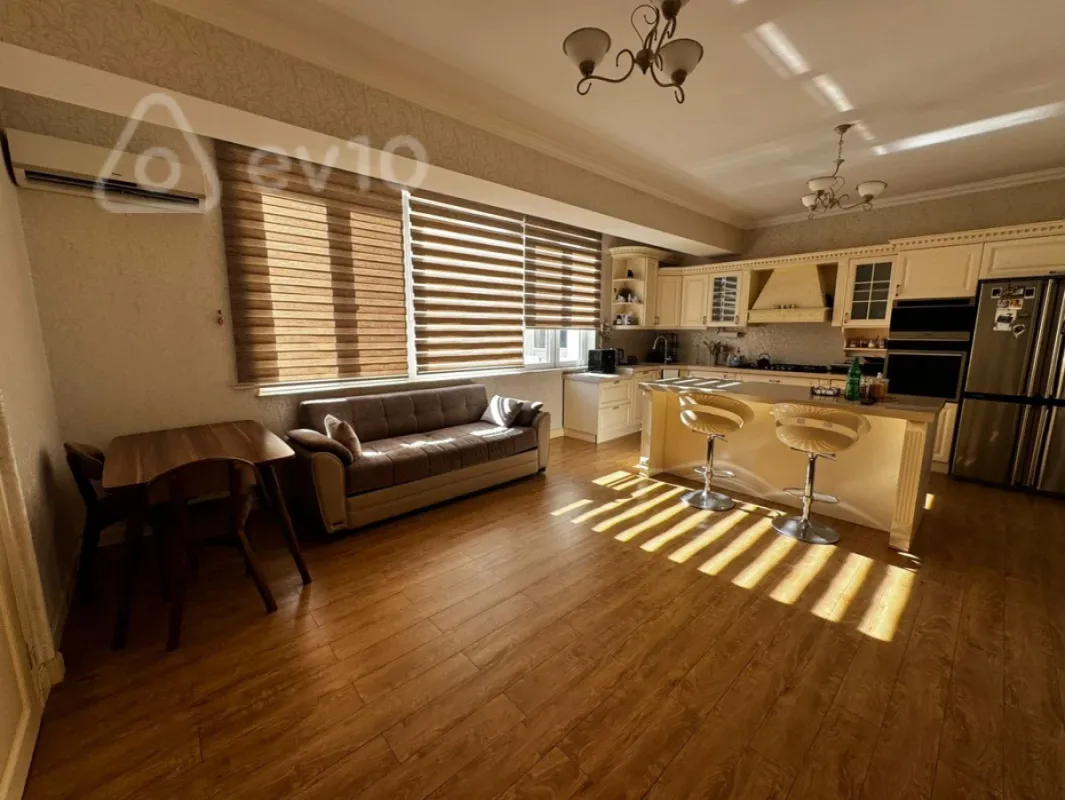 Satılır 5 otaqlı yeni tikili 220 m²