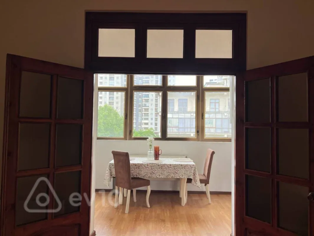 Kirayə verilir 2 otaqlı köhnə tikili 75 m²