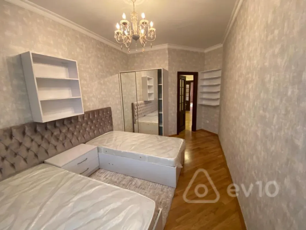 Kirayə verilir 3 otaqlı yeni tikili 160 m²