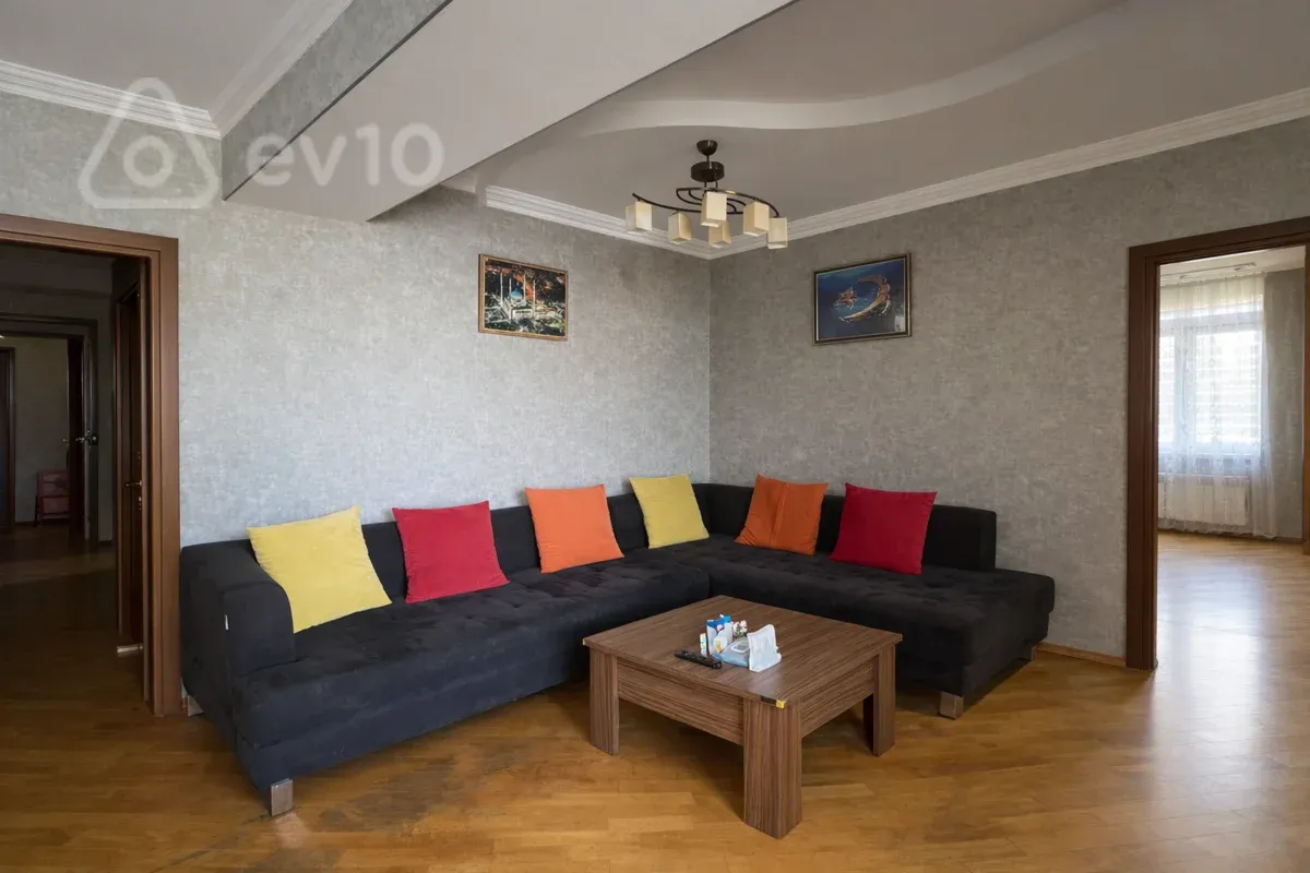 Kirayə verilir 3 otaqlı yeni tikili 150 m²