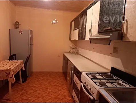 Kirayə verilir 3 otaqlı köhnə tikili 70 m²