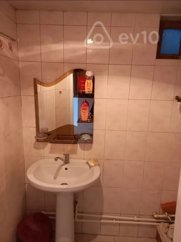 Kirayə verilir 3 otaqlı köhnə tikili 70 m²