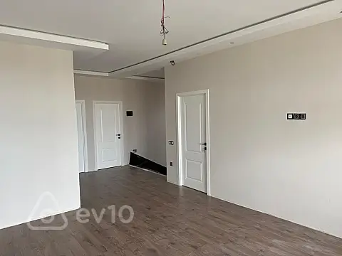 Satılır 6 otaqlı həyət evi 230 m²