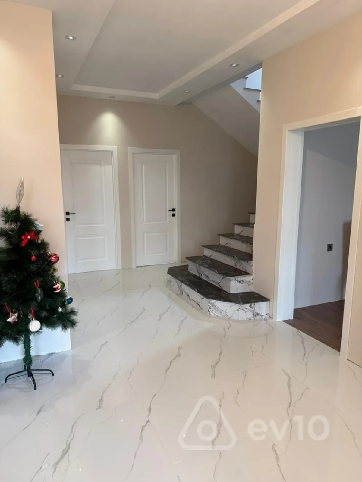 Satılır 6 otaqlı həyət evi 230 m²