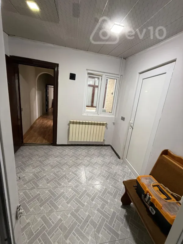 Kirayə verilir 2 otaqlı köhnə tikili 75 m²