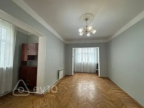 Satılır 1 otaqlı köhnə tikili 45 m²