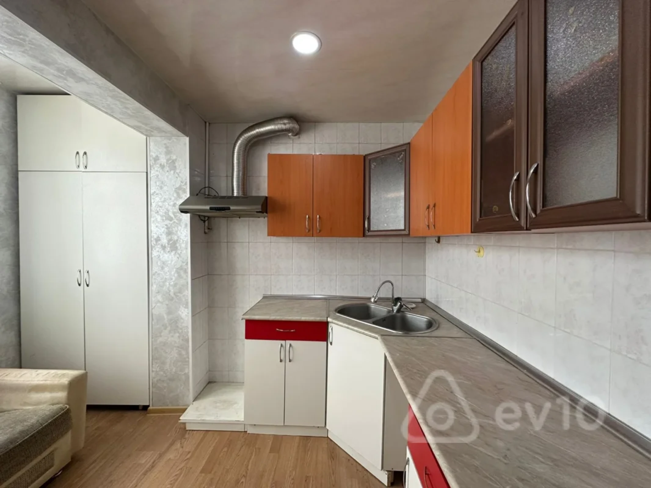 Satılır 1 otaqlı köhnə tikili 45 m²
