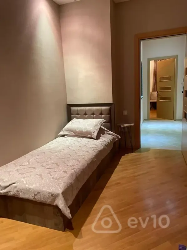 Kirayə verilir 3 otaqlı yeni tikili 80 m²